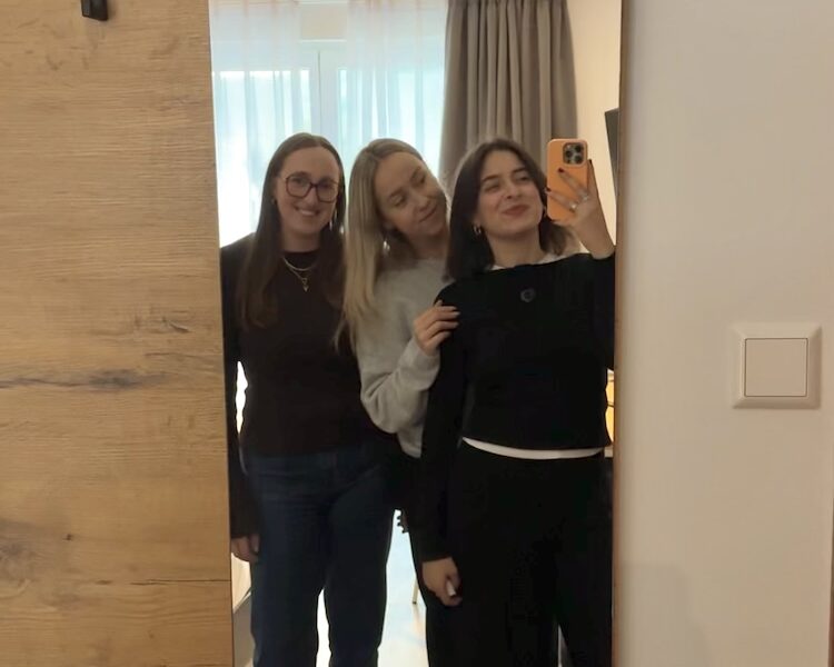Drei junge Frauen machen ein Spiegelselfie.